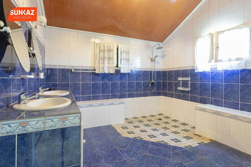 Maison - 220 m² - 7 pièces