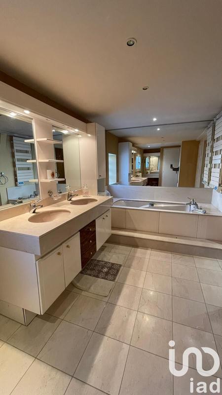 Maison - 237 m² - 7 pièces