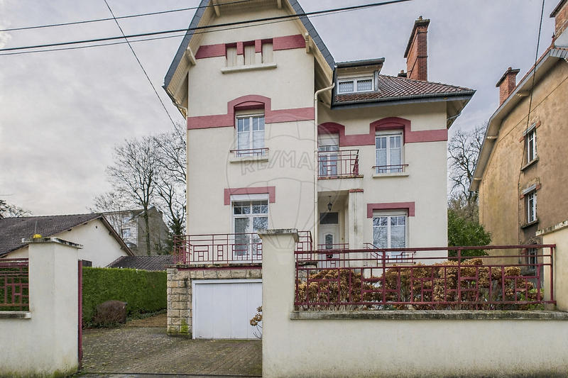 Maison - 210 m² - 10 pièces