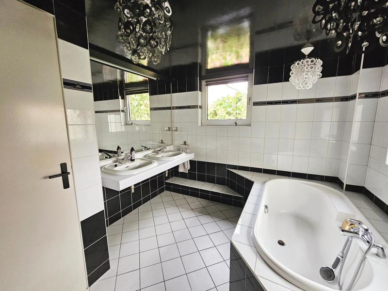 Maison - 204 m² - 8 pièces