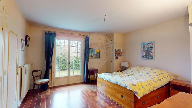 Maison - 233 m² - 8 pièces