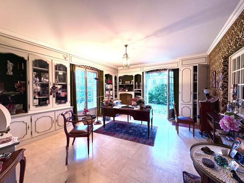 Maison - 241 m² - 8 pièces