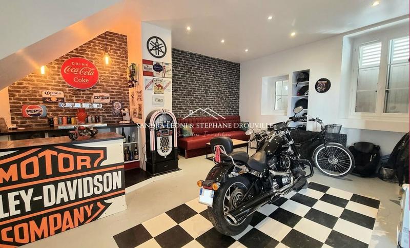 Maison - 220 m² - 8 pièces