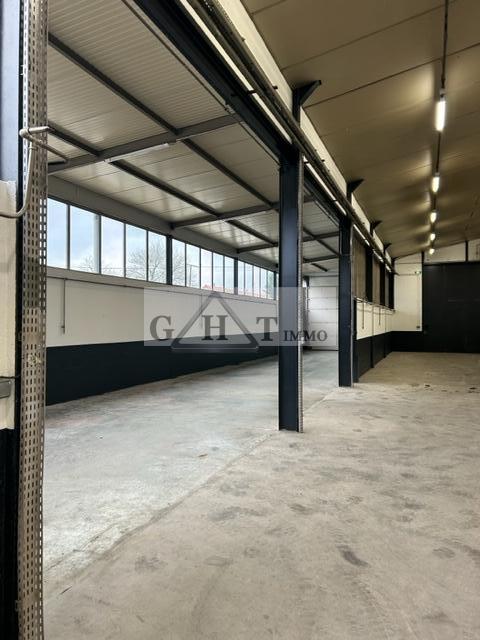 Entrepôt - 738 m²