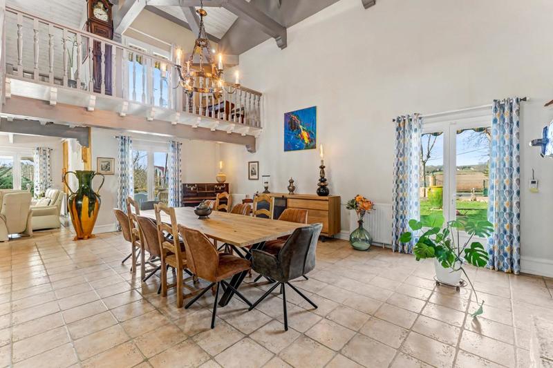 Propriété - 330 m² - 6 pièces