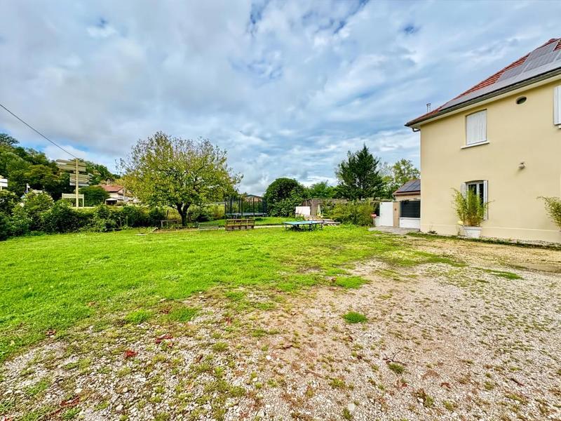 Maison - 235 m² - 10 pièces