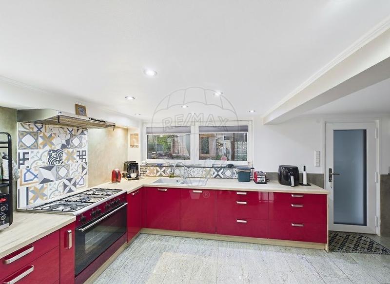 Maison - 180 m² - 8 pièces