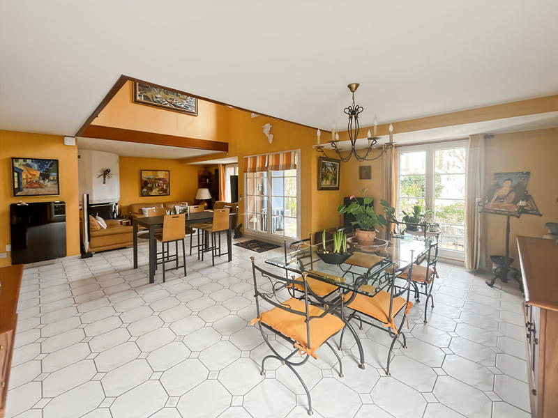 Maison - 214 m² - 7 pièces