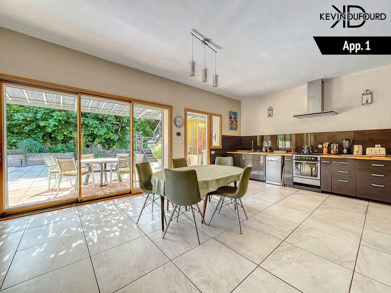 Maison - 250 m² - 11 pièces