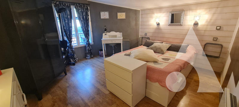 Maison - 273 m² - 9 pièces