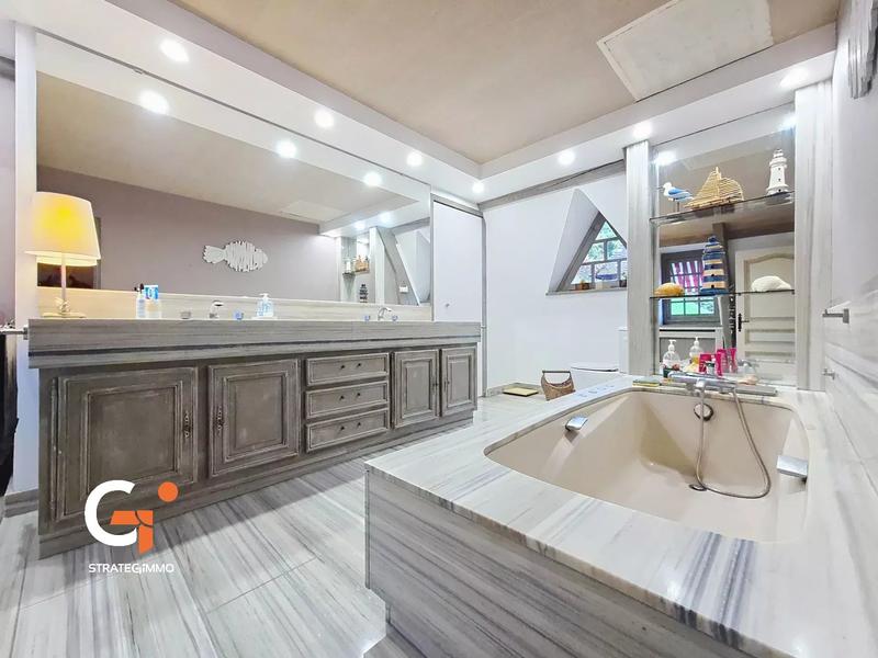 Maison - 350 m² - 8 pièces