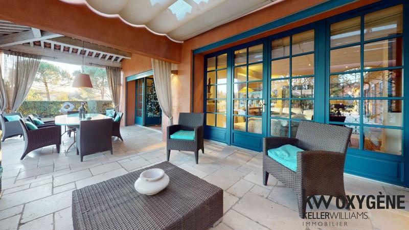 Propriété - 980 m²