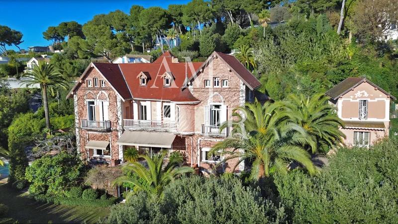 Maison - 682 m² - 11 pièces