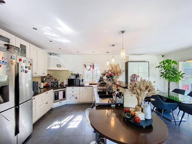 Maison - 265 m² - 7 pièces