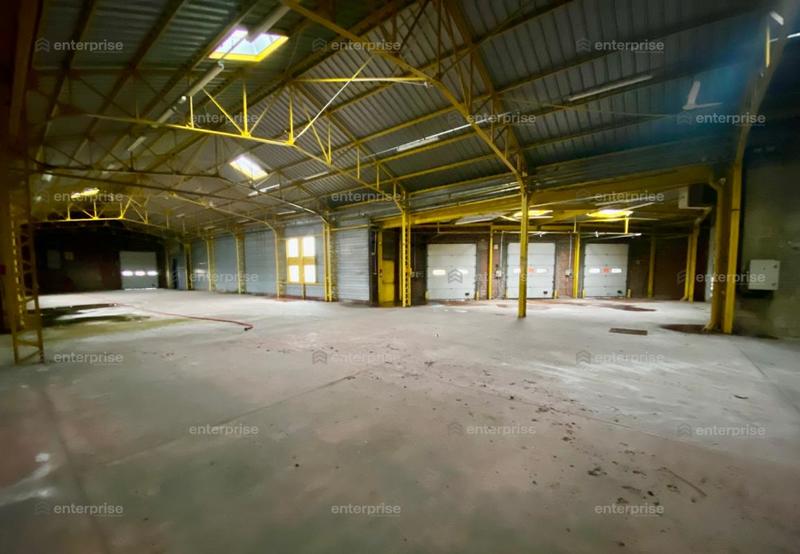 Entrepôt - 4 910 m²