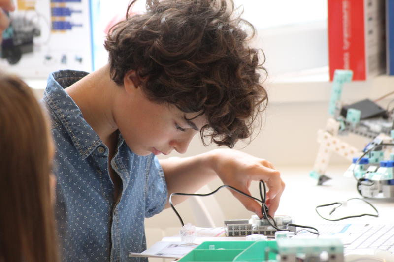 Activités pour enfants pour apprendre à coder avec des robots. Cours d'Ia