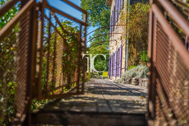 Maison - 379 m² - 19 pièces