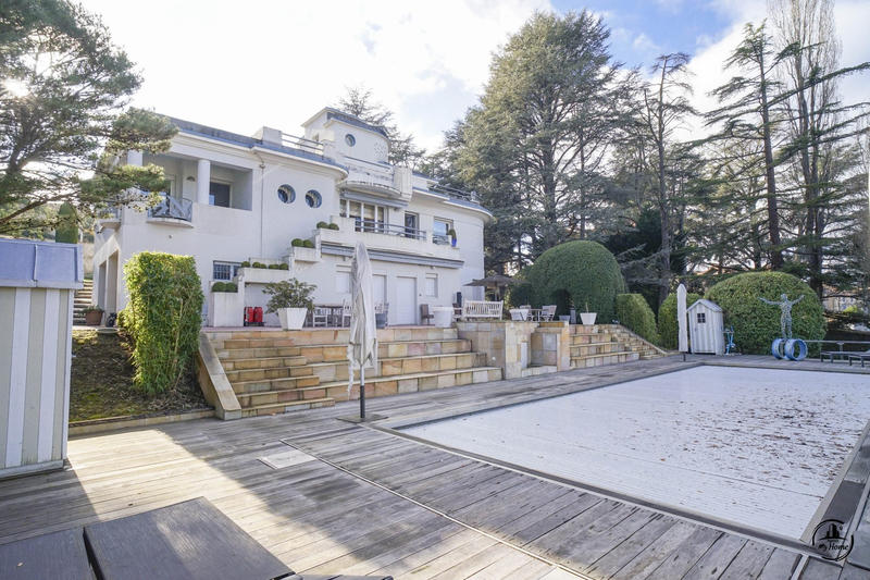 Maison - 345 m² - 11 pièces