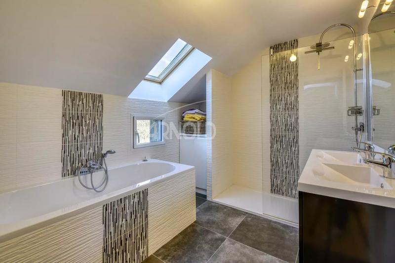 Maison - 238 m² - 10 pièces