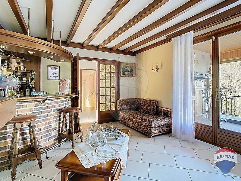 Maison - 222 m² - 9 pièces