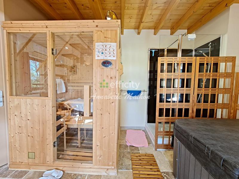 Maison - 280 m² - 8 pièces