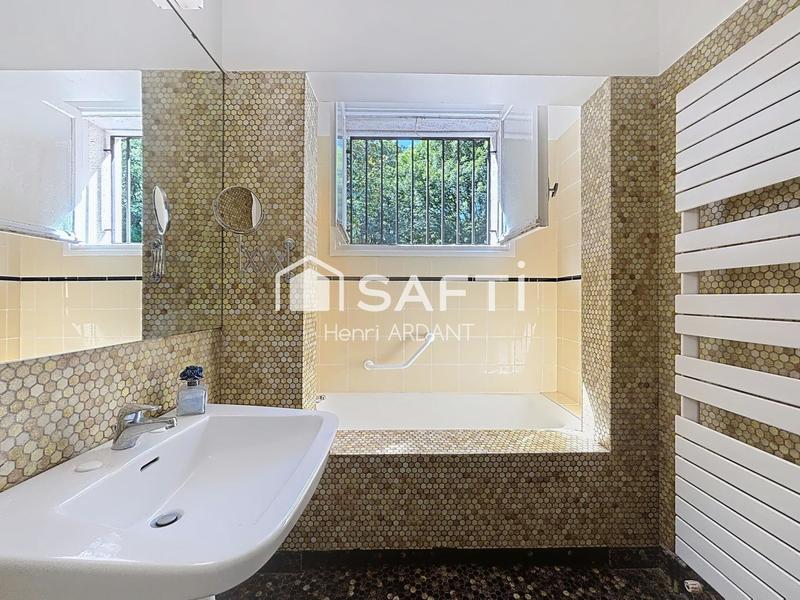 Maison - 220 m² - 8 pièces