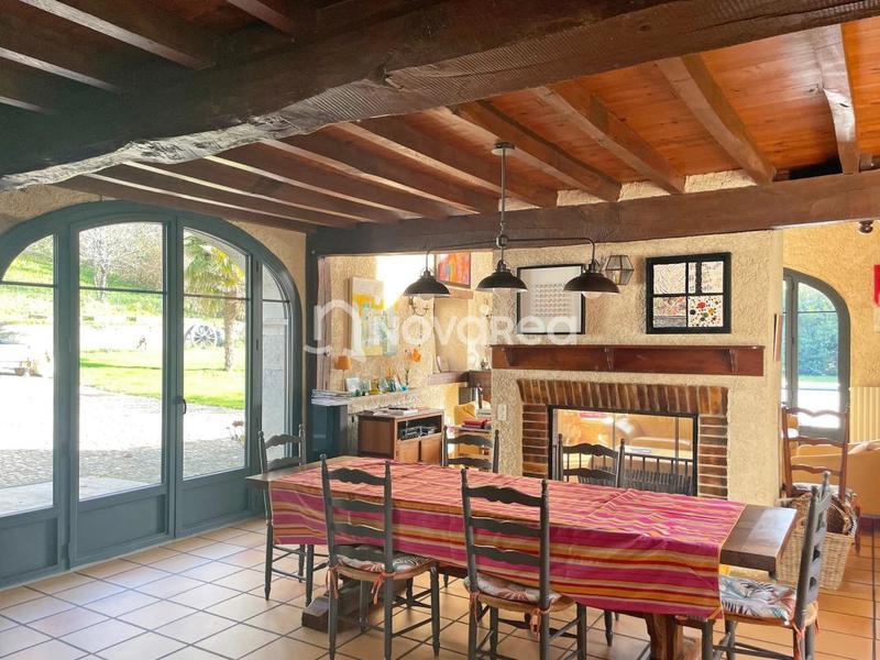 Maison - 219 m² - 7 pièces