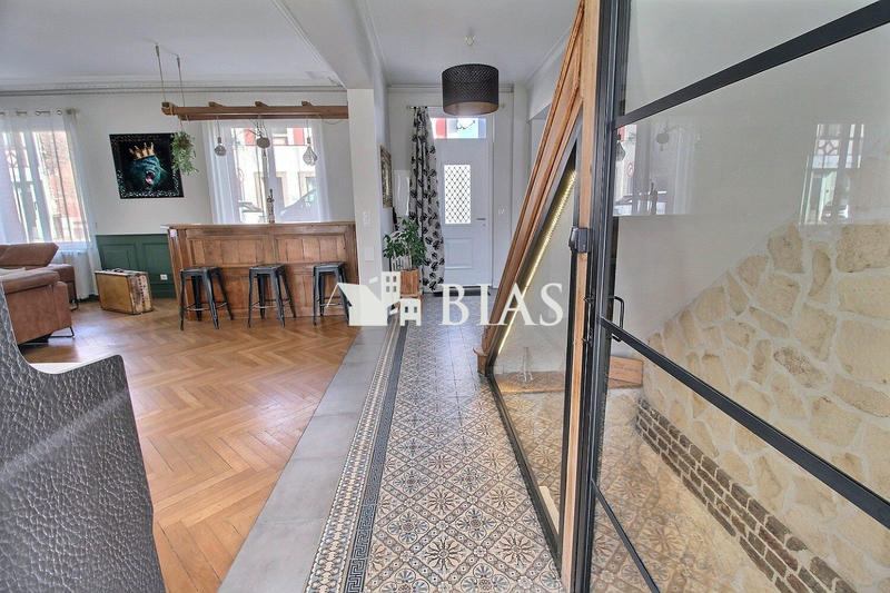 Maison - 250 m² - 10 pièces