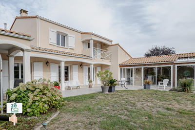 Maison - 233 m² - 7 pièces