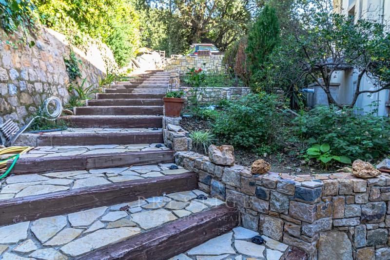 Maison - 241 m² - 8 pièces