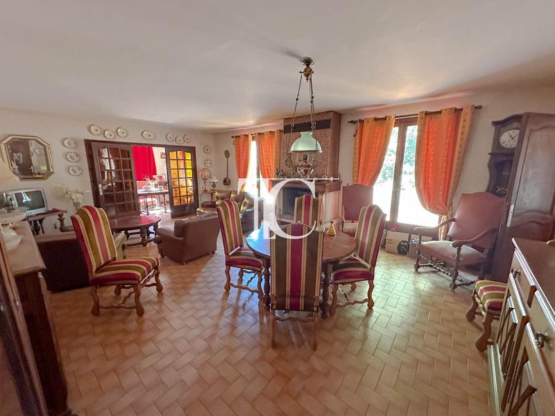 Maison - 187 m² - 8 pièces