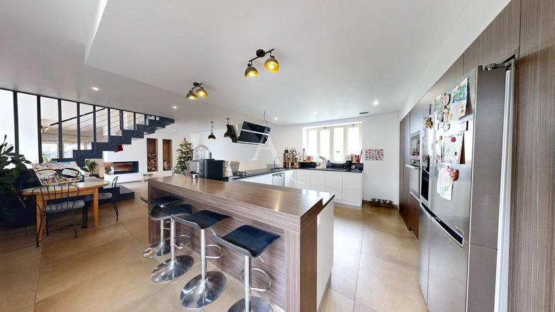 Maison - 211 m² - 8 pièces