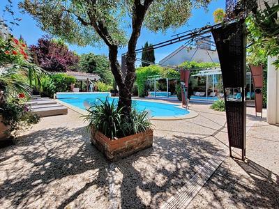 Maison - 326 m² - 10 pièces