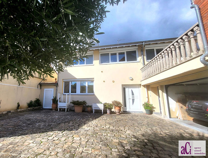 Maison - 256 m² - 12 pièces