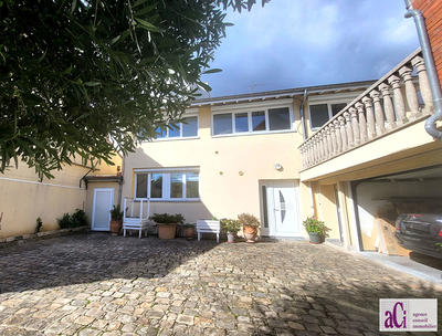 Maison - 256 m² - 12 pièces