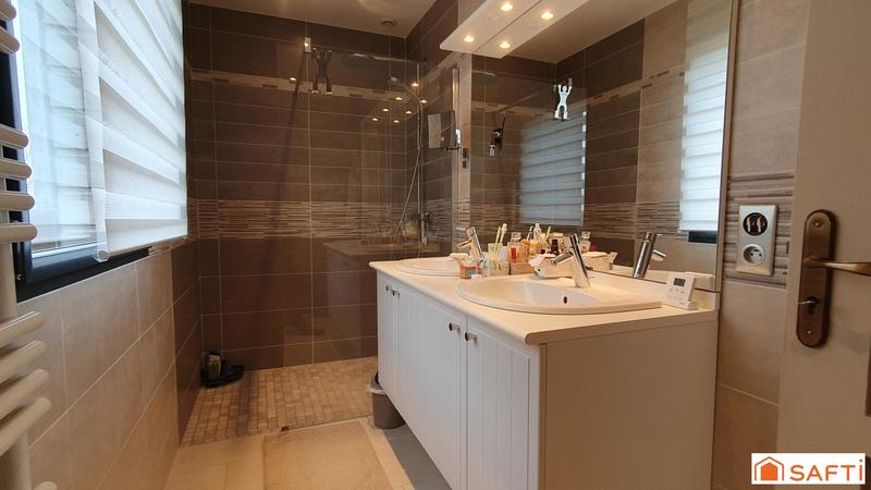 Maison - 180 m² - 5 pièces