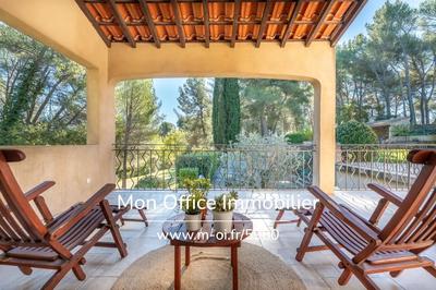 Propriété - 250 m² - 7 pièces