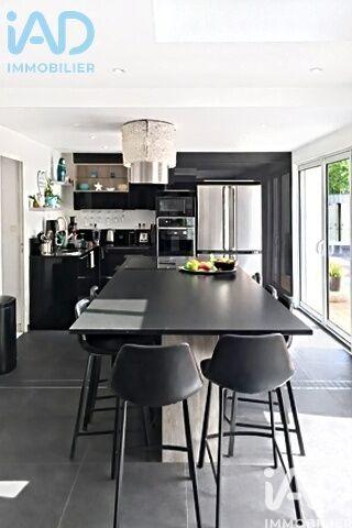 Maison - 216 m² - 8 pièces