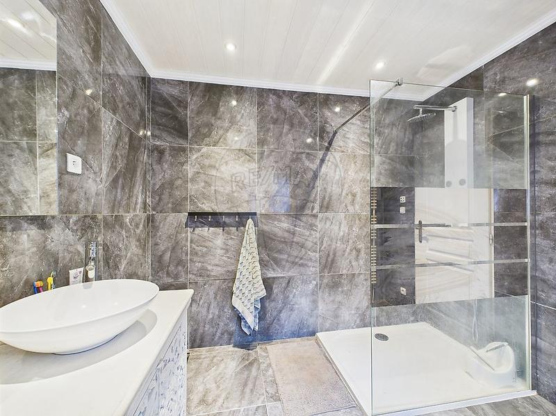 Maison - 233 m² - 8 pièces