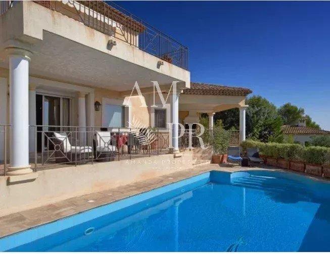 Maison - 250 m² - 6 pièces