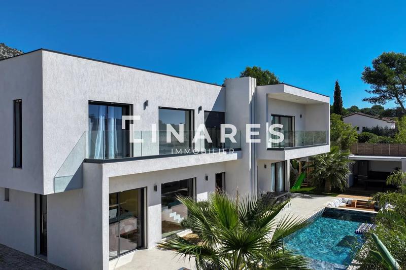 Maison - 230 m² - 5 pièces