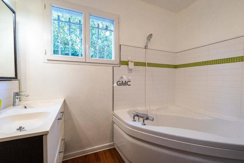 Maison - 219 m² - 9 pièces