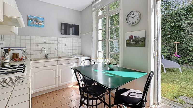 Maison - 240 m² - 8 pièces