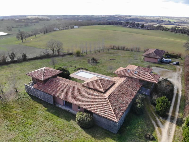 Maison - 305 m² - 6 pièces