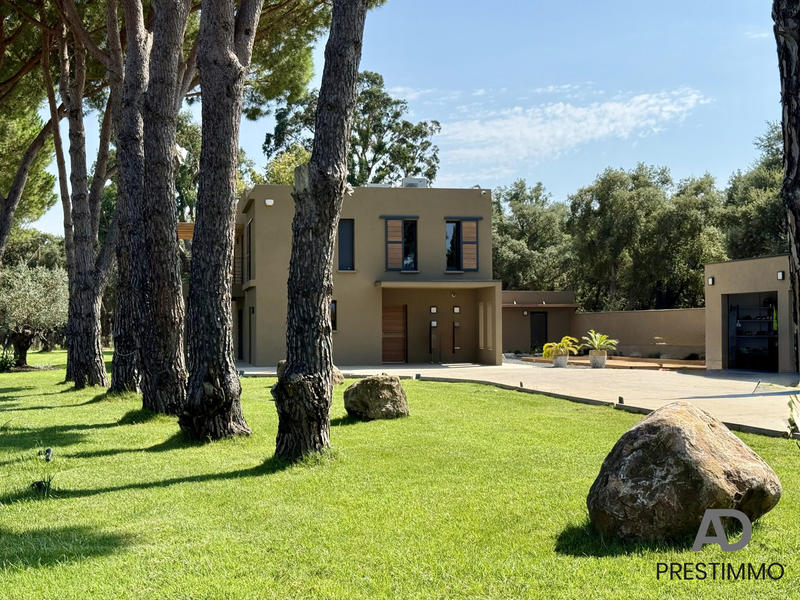 Villa - 250 m² - 6 pièces