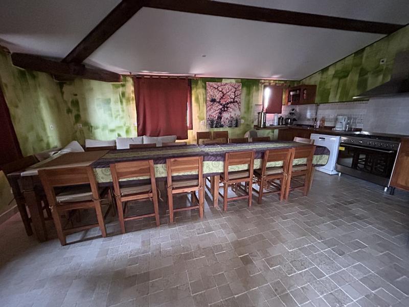 Propriété - 1 721 m² - 30 pièces