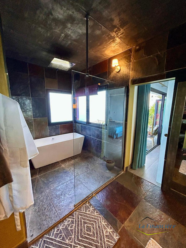 Maison - 206 m² - 7 pièces