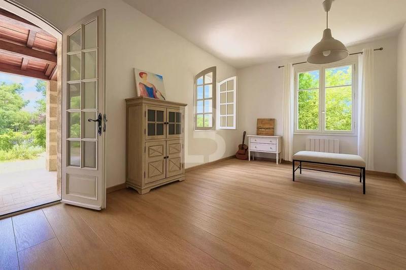 Propriété - 190 m² - 8 pièces