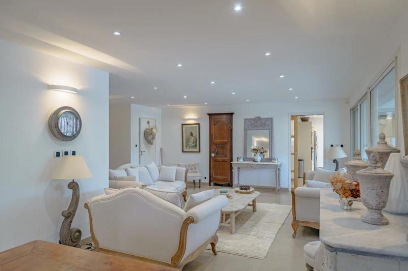 Maison - 335 m² - 12 pièces