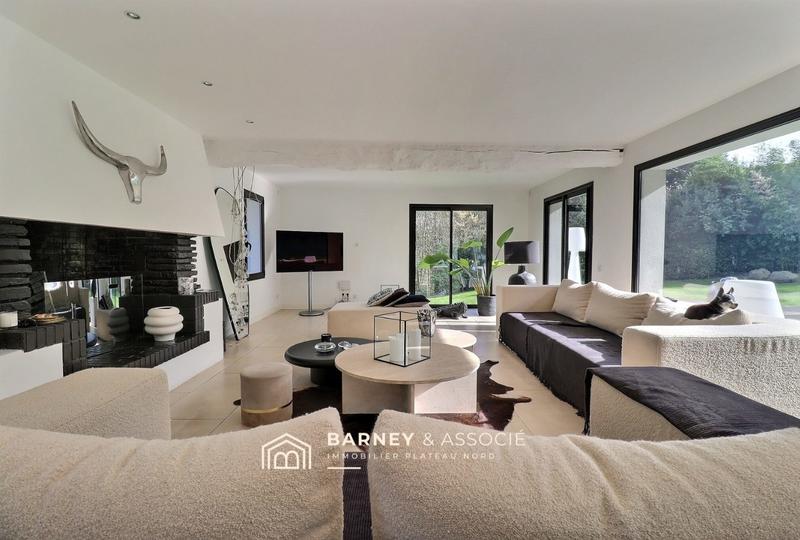 Maison - 302 m² - 7 pièces